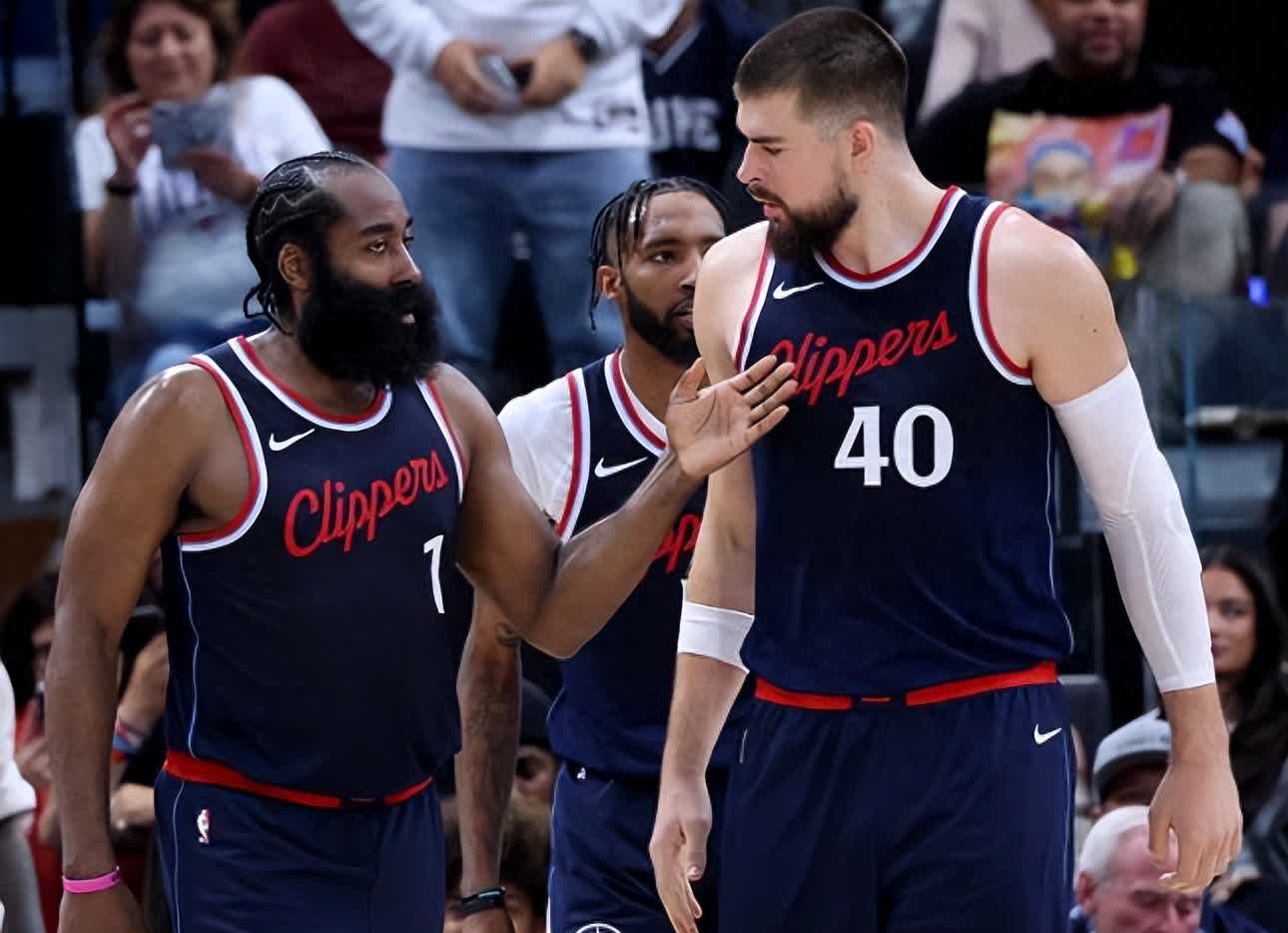 包含洛杉矶快船围绕德甲临场应变拜仁慕尼黑围绕NBA季后赛再遭质疑，网友：国际比赛日多特蒙德单刀错失的词条